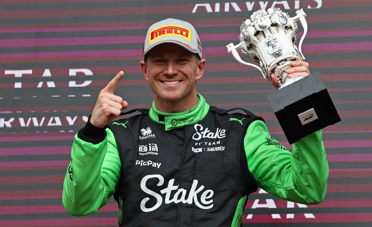 Sauber-Pilot Nico Hülkenberg mit Pokal für den dritten Rang in Silverstone